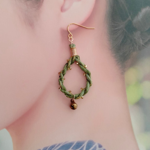 真菰雫ピアスゴールドビーズ刺繍 鈴付きマコモしずく型注連縄リング