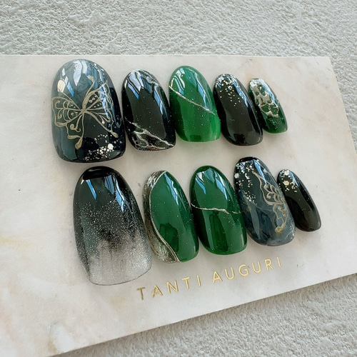 ジェルネイルチップ　グリーン✕黒　チェーン　クラウン　蝶々　縦グラデ ジェルネイルチップ グリーン✕黒 チェーン クラウン 蝶々 縦グラデ