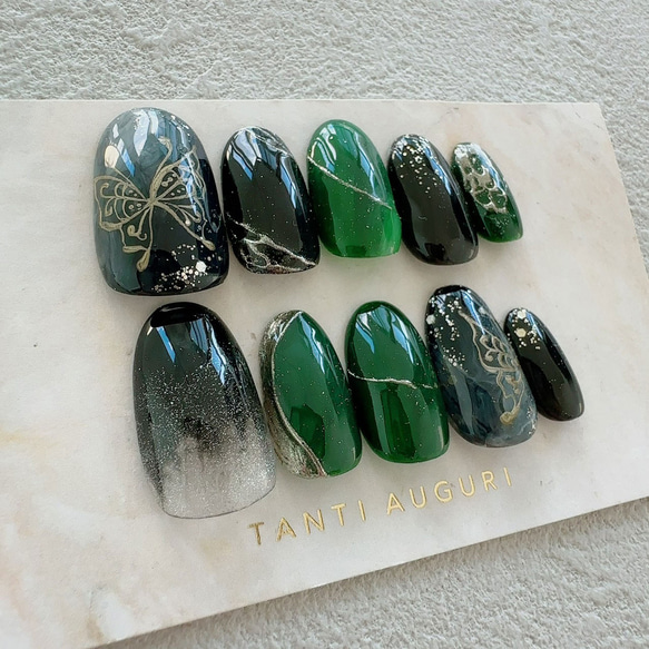 緑 蝶々 バタフライ ネイルチップ ニュアンス 漆黒 ブラック グリーン チョウチョ ちょう 上品 珍しい 生き物 爪 3枚目の画像