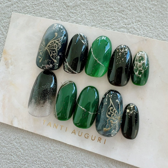 緑 蝶々 バタフライ ネイルチップ ニュアンス 漆黒 ブラック グリーン チョウチョ ちょう 上品 珍しい 生き物 爪 2枚目の画像