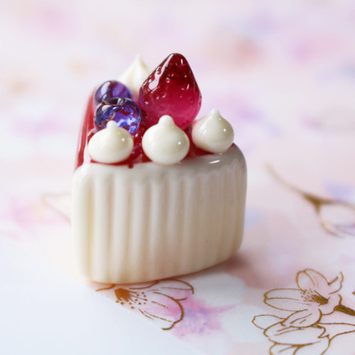 期間限定SALE＊ガラスのミニチュア苺ショートケーキ（1カット