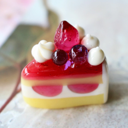 期間限定SALE＊ガラスのミニチュア苺ショートケーキ（1カット