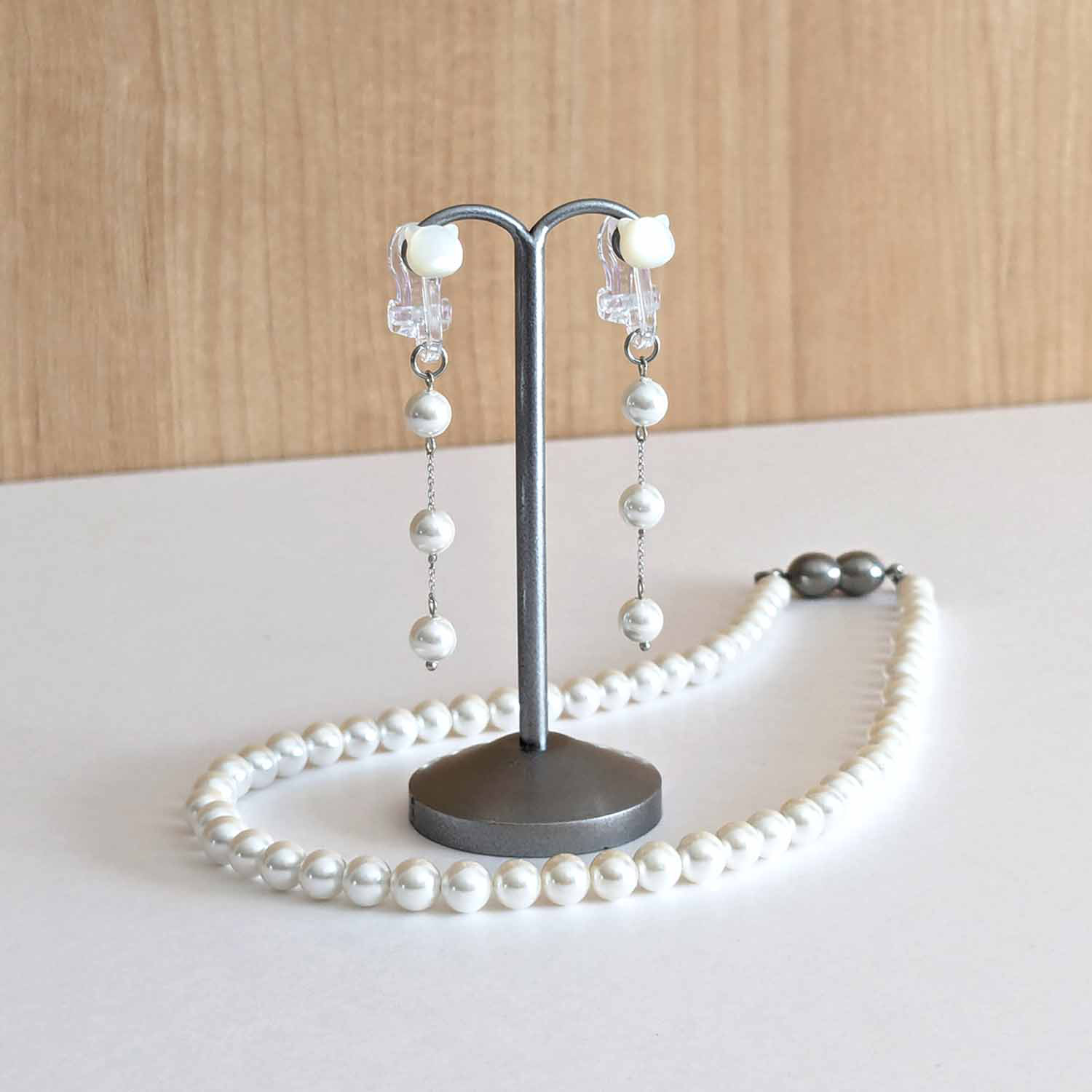 【2点Set】6mm貝パールネックレスと白蝶貝のネコと揺れる貝パールイヤリング ～ サージカルステンレス 樹脂イヤリング