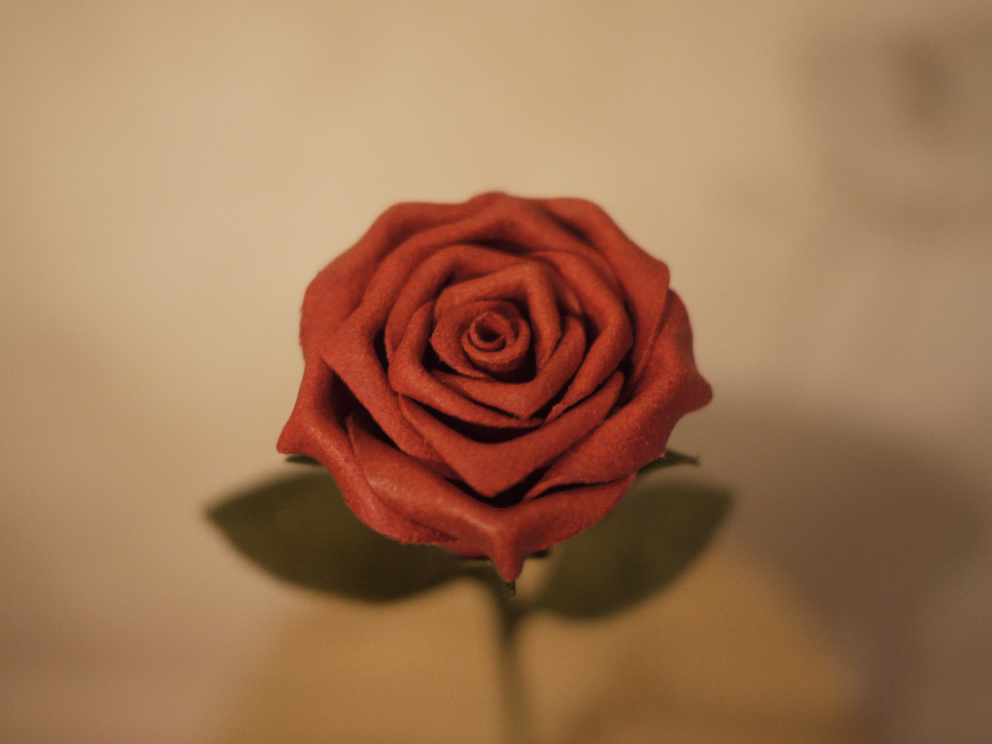 【枯れない薔薇】革/造花/ ｲﾝﾃﾘｱ /１輪/花束/ ﾌﾟﾚｾﾞﾝﾄ / ｷﾞﾌﾄ / ﾌﾟﾛﾎﾟｰｽﾞ