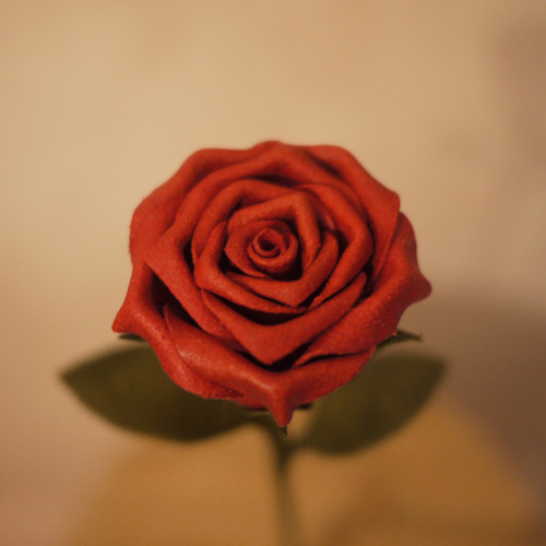薔薇の造花手作りです。 枯れない薔薇】革/造花/ ｲﾝﾃﾘｱ /1輪/花束/ ﾌﾟﾚｾﾞﾝﾄ / ｷﾞﾌﾄ / ﾌﾟﾛﾎﾟｰｽﾞ