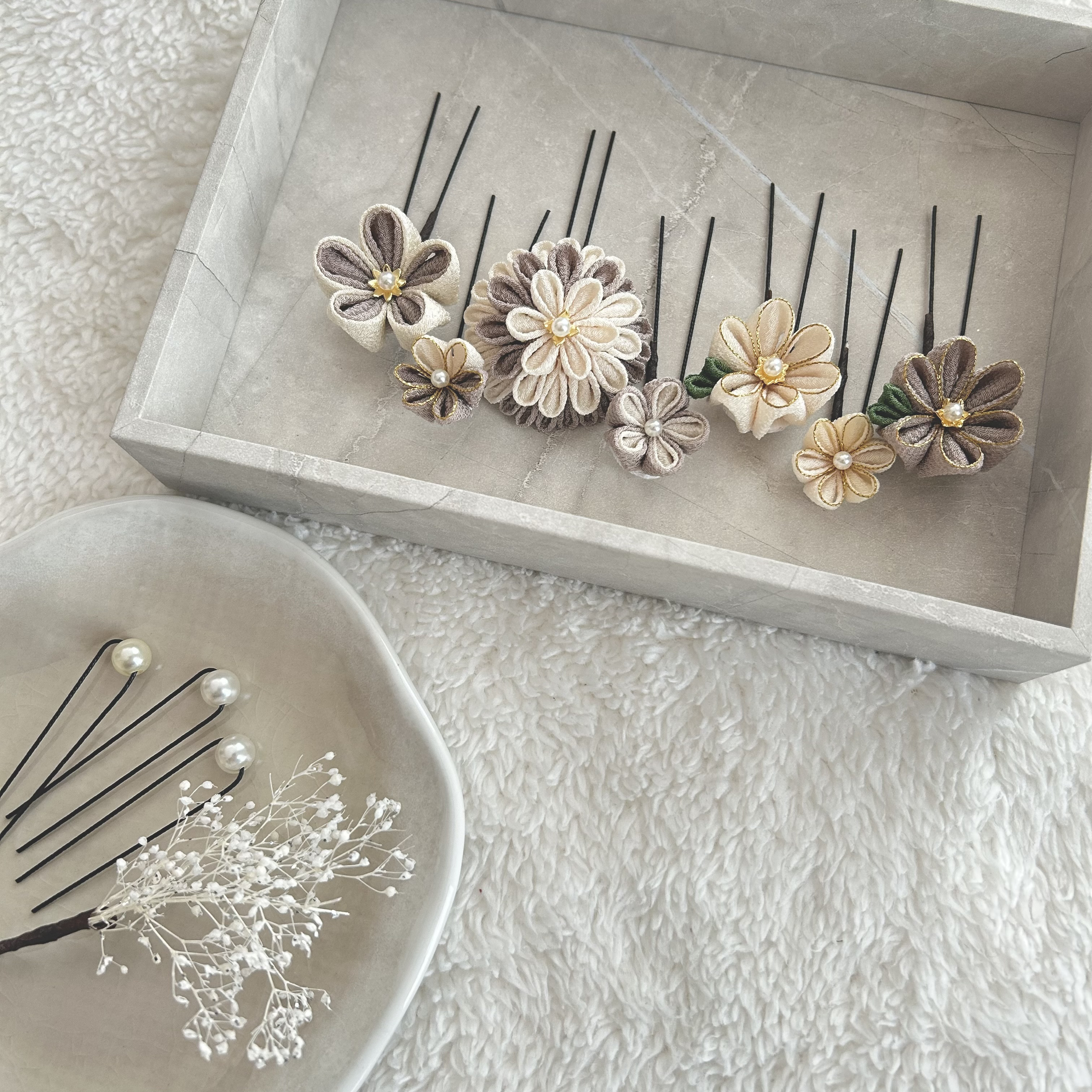 ［Hanayose薄渋柿］つまみ細工　七五三　髪飾り　成人式　卒業式　袴　振袖　リボン　タッセル　かすみそう　茶　金箔