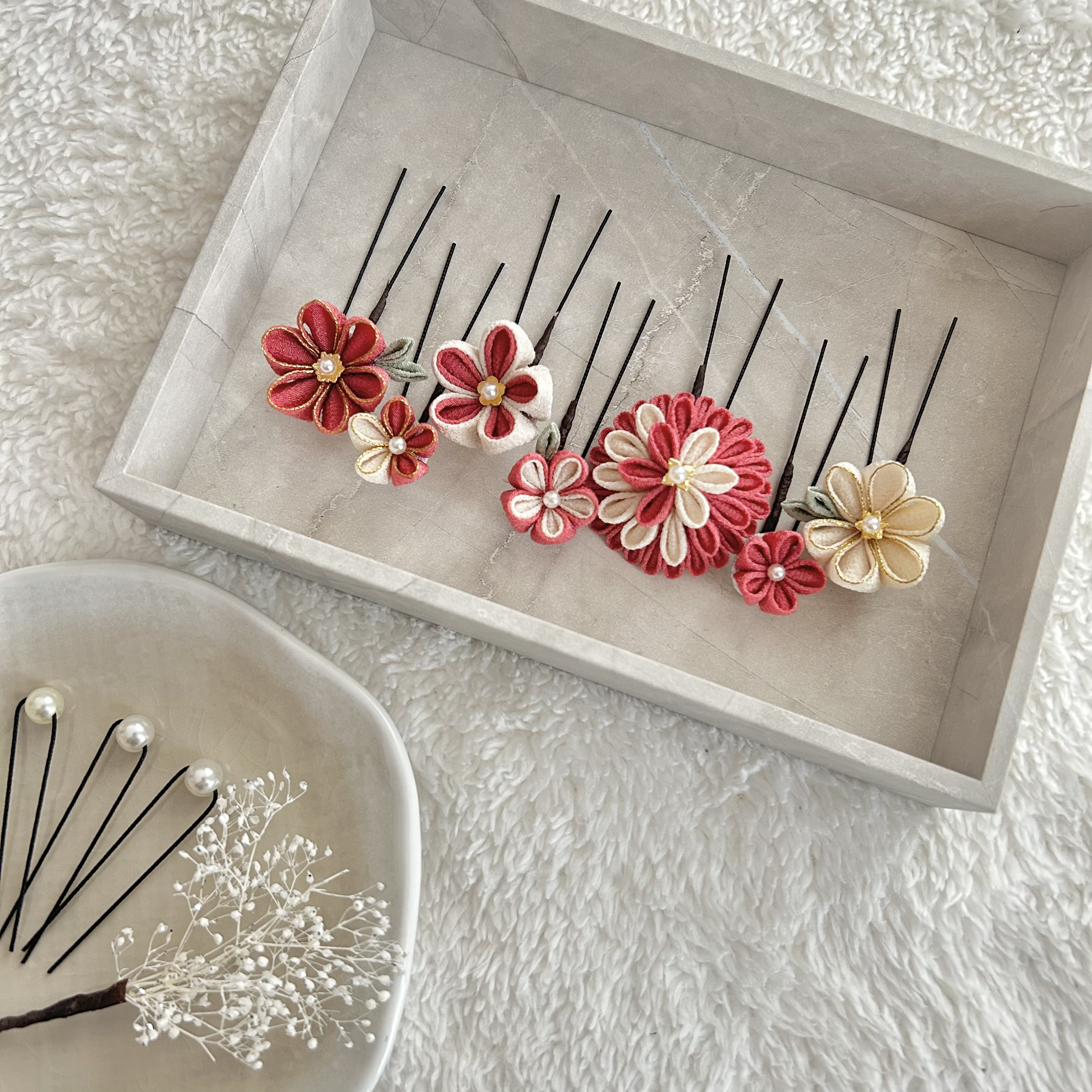 ［Hanayose紅］つまみ細工　七五三　髪飾り　成人式　卒業式　袴　振袖　リボン　タッセル　かすみそう　赤　ピンク金箔