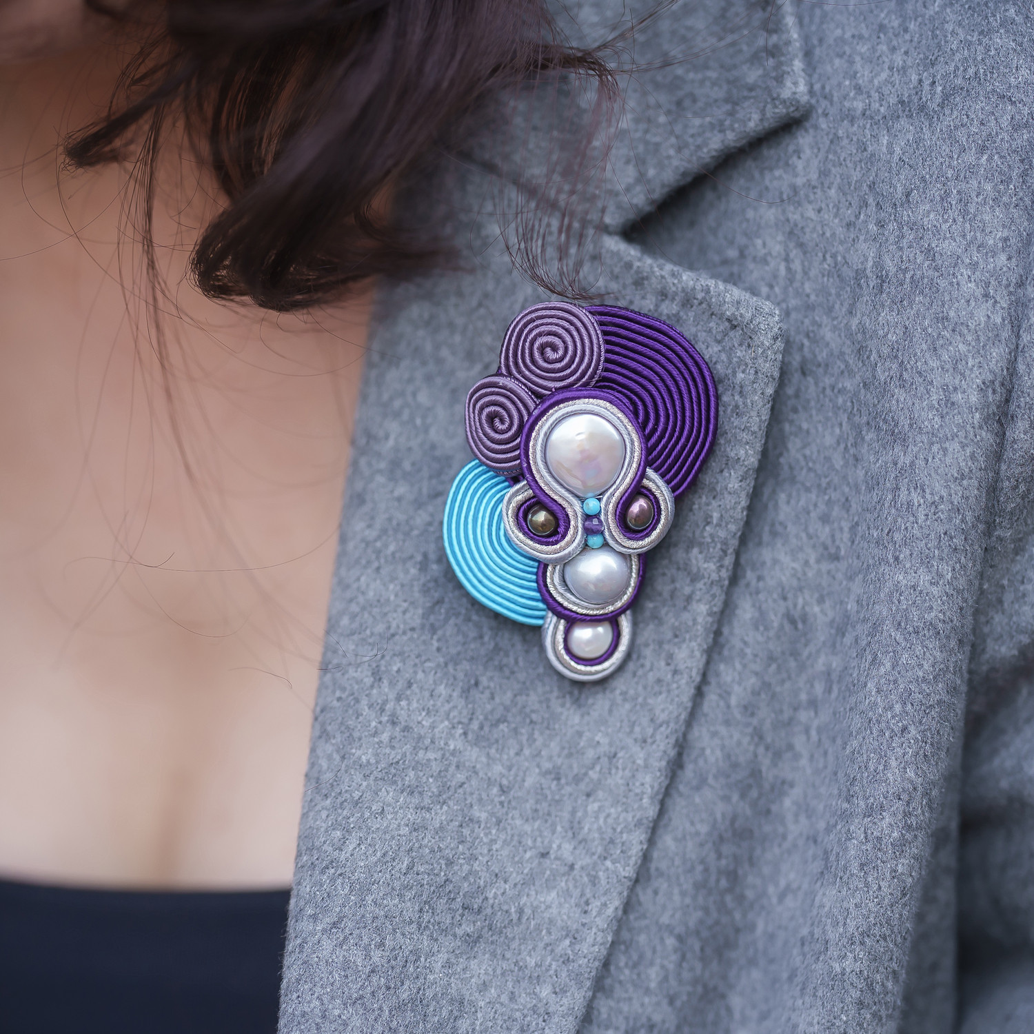 ソウタシエ　ブローチ　バロックパール　アメジスト　ターコイズ　紫系　１点物