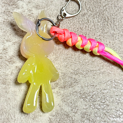 レジンうさぎのパラコードキーホルダーNo.2 その他アクセサリー