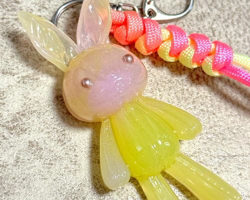 リリィページです。レジン ペンダント キーホルダー うさぎ f80468142d17fc7e6987e6693fab2b
