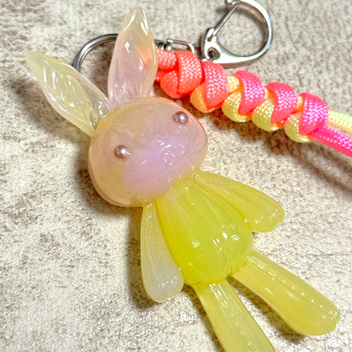 レジンうさぎのパラコードキーホルダーNo.2 その他アクセサリー