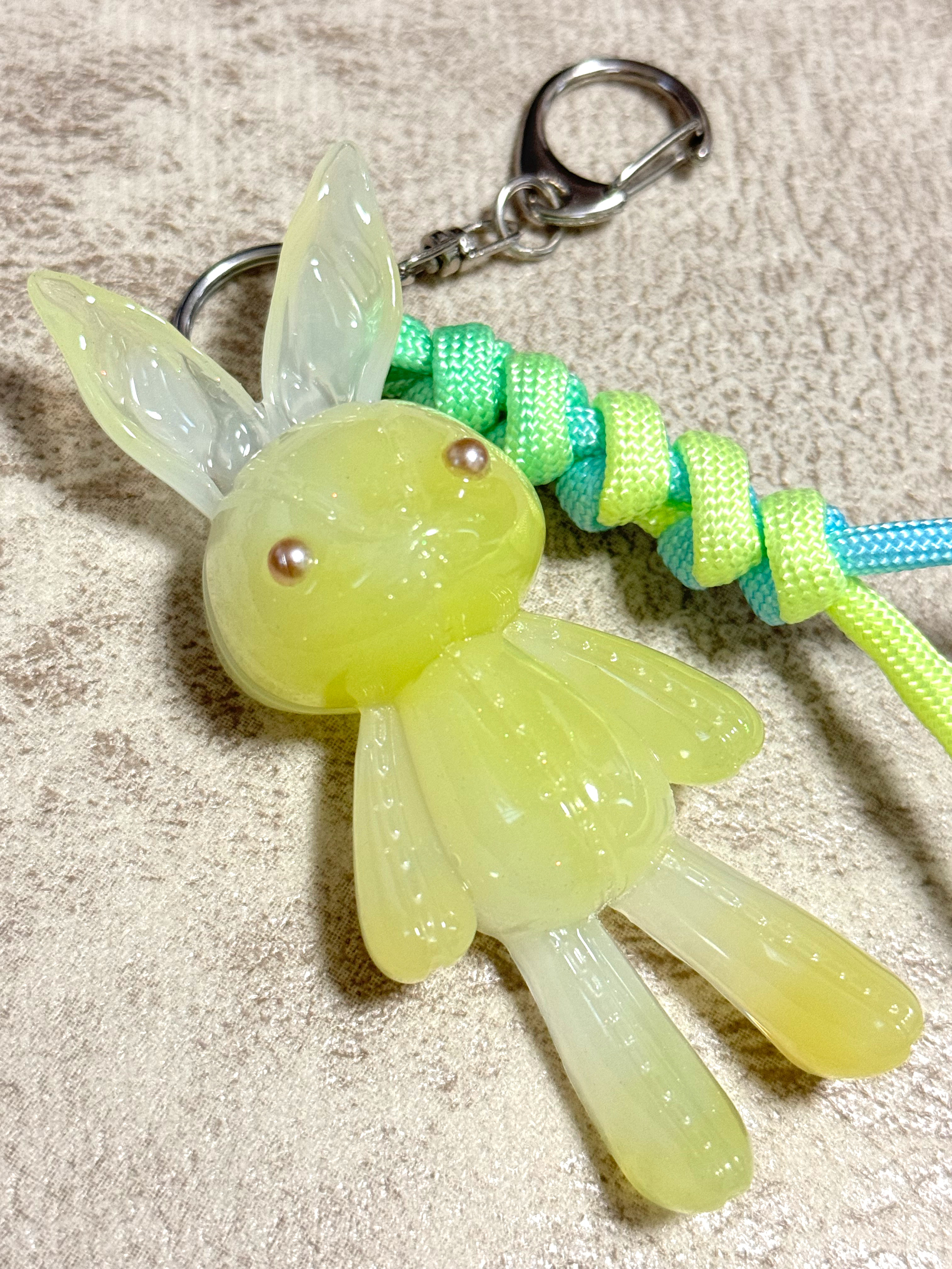 レジンうさぎのパラコードキーホルダーNo.4 その他アクセサリー