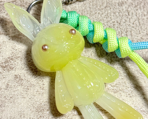 藍様おまとめ。レジン ブローチ キーホルダー うさぎ レジンうさぎのパラコードキーホルダーNo.4 その他アクセサリー
