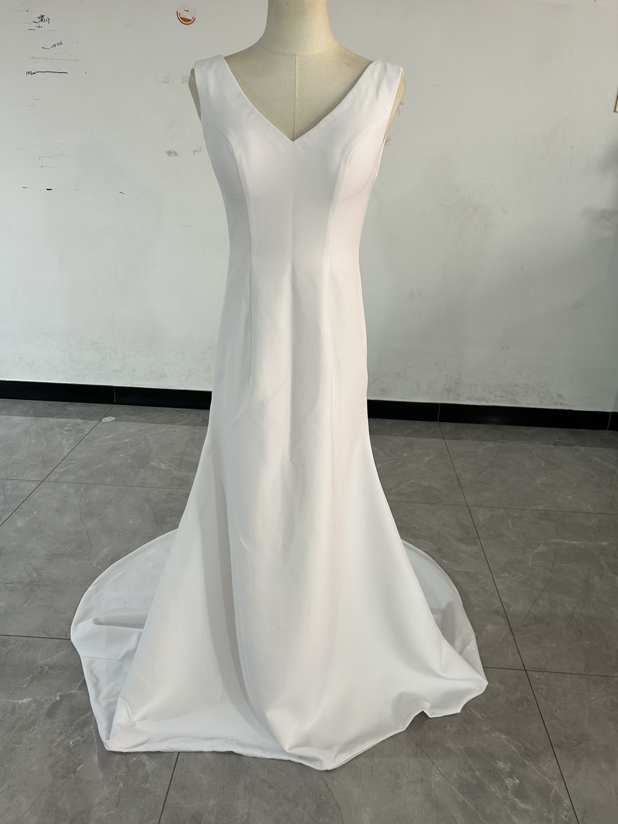 パーティードレス 優雅 Vネック オフホワイト クレープ生地 美しいバックレース 2次会/合コン