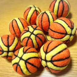 フェルトストラップ＊バレーボール＊１６個 刺繍糸でストラップにする方法 #short #フェルト #ストラップ