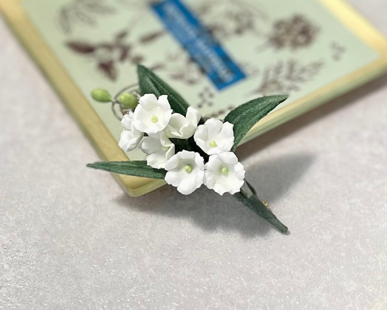 シ*コ様 ブローチ　スズラン　すずらん　ホワイト　レトロ　細工 平面のスズラン❤︎ 布花ブローチ 一点物 フォーマルコーデ 卒園式