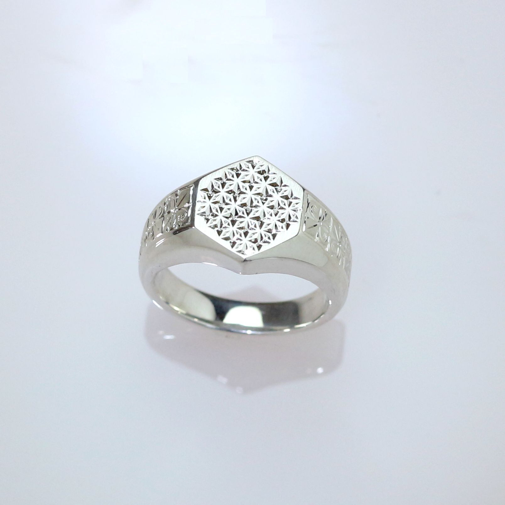 Pt900 手彫り・ヘキサゴンリング(十文字・ユリ)