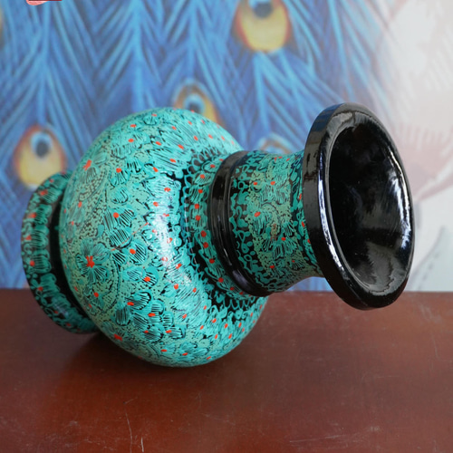 インド製アンティーク花瓶。熟練職人による純手作りで、卓越した技法が光る逸品です。 インド製アンティーク花瓶。熟練職人による純手作りで、卓越した技法が