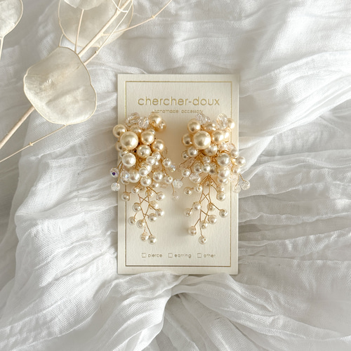 ボリュームパールシャワーブーケ・ゴールド×ナチュラルクリーム ピアス