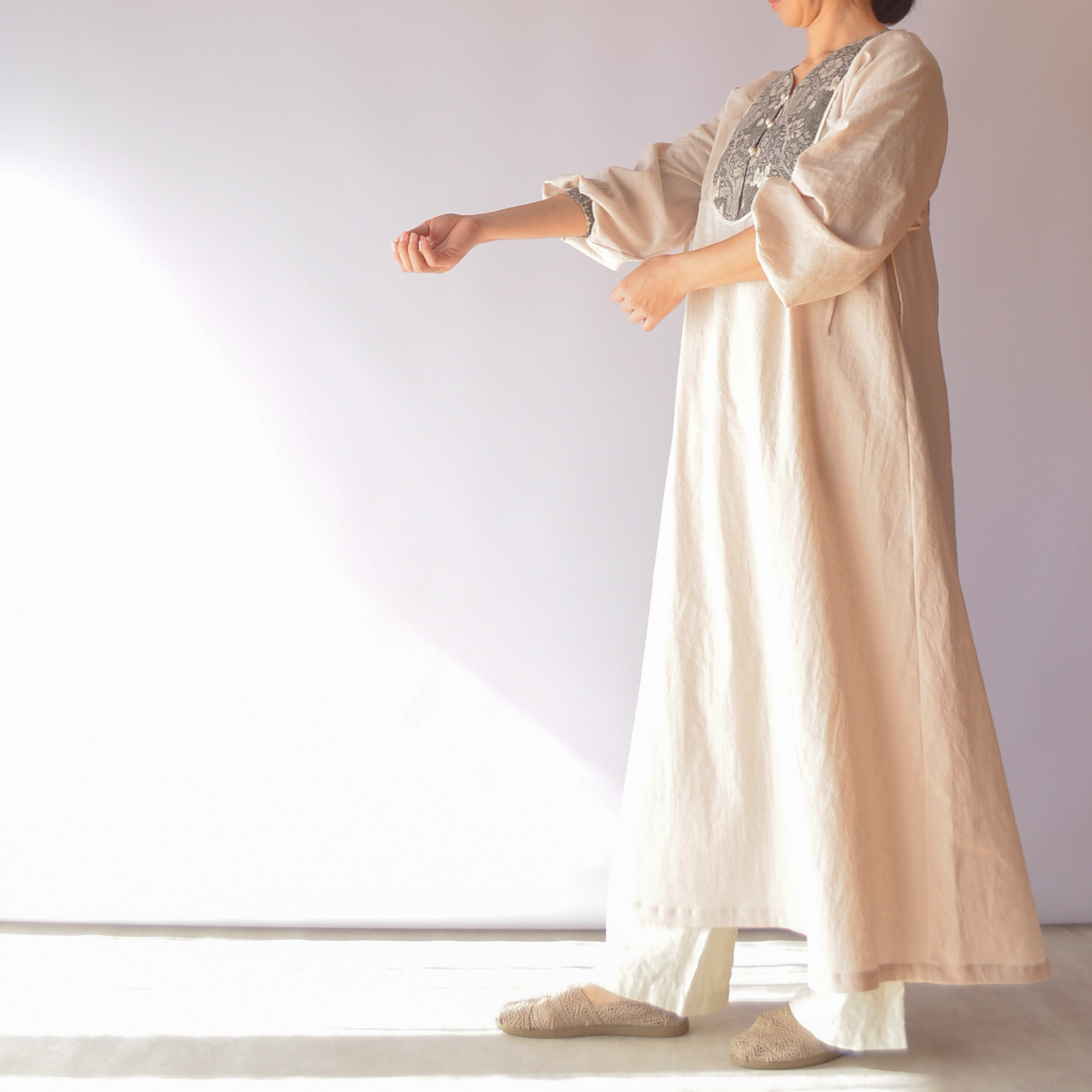 ウィリアムモリス Aラインワンピース マキシ丈 ハーフリネン｜コンプトン エクリュ