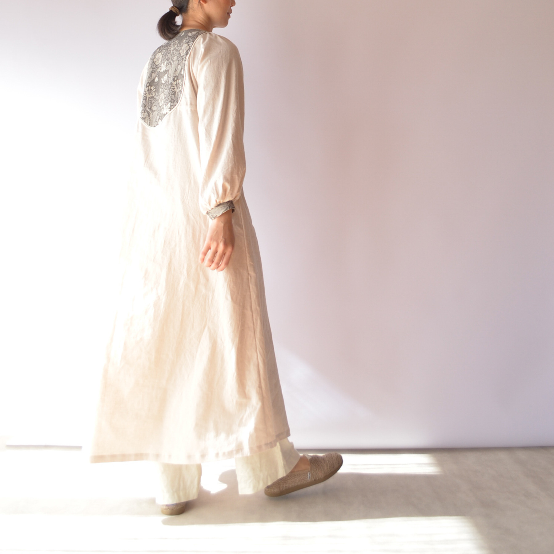 ウィリアムモリス Aラインワンピース マキシ丈 ハーフリネン｜コンプトン エクリュ