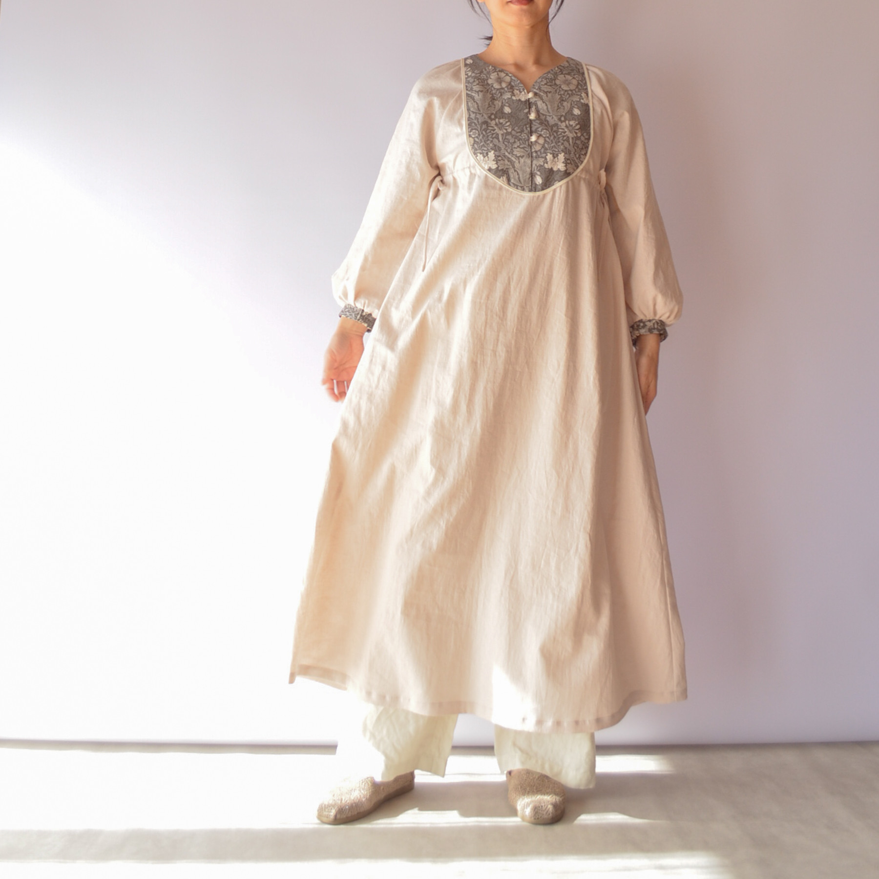 ウィリアムモリス Aラインワンピース マキシ丈 ハーフリネン｜コンプトン エクリュ