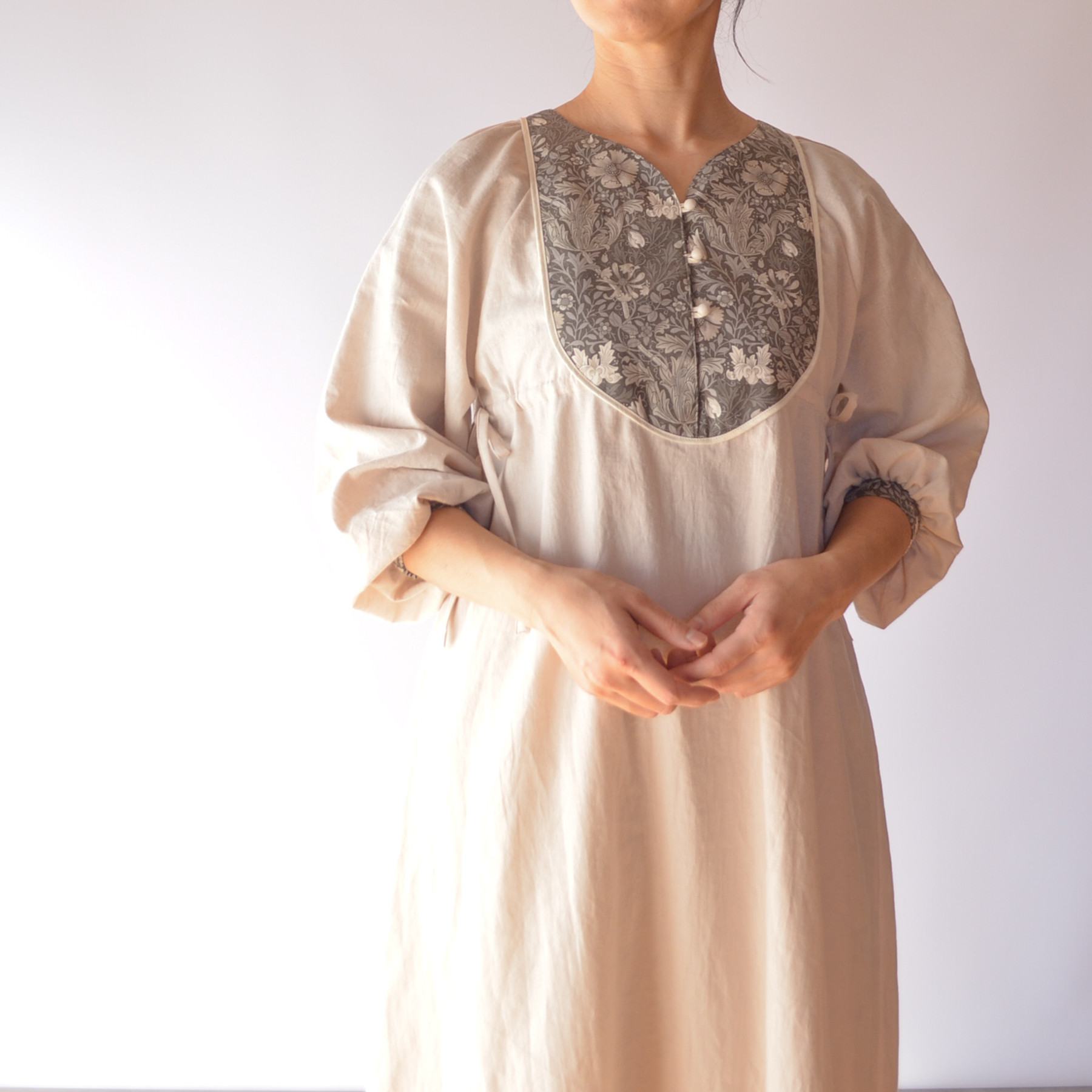 ウィリアムモリス Aラインワンピース マキシ丈 ハーフリネン｜コンプトン エクリュ