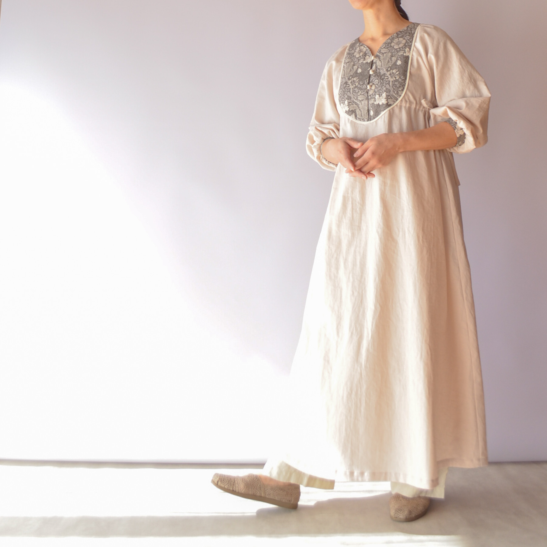 ウィリアムモリス Aラインワンピース マキシ丈 ハーフリネン｜コンプトン エクリュ