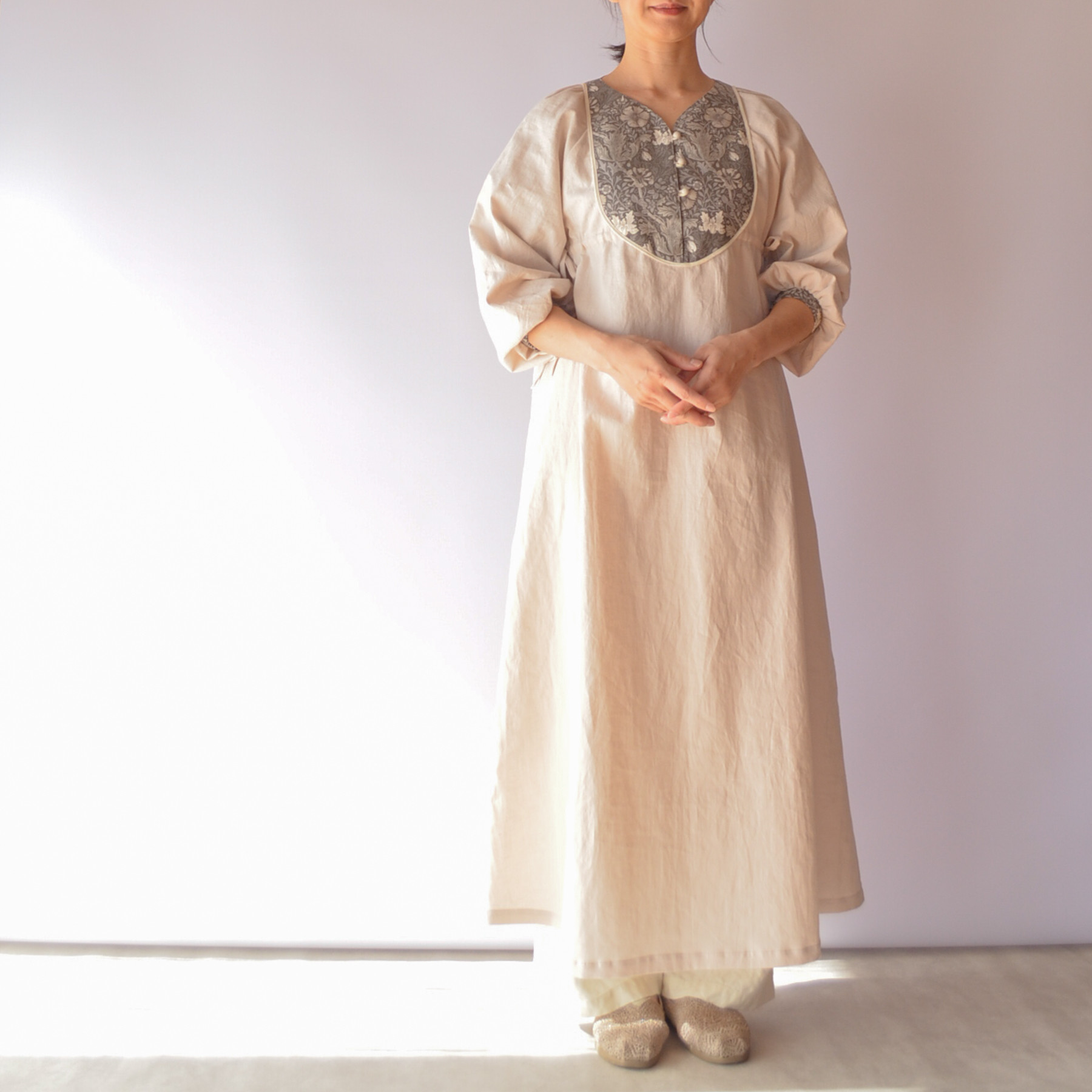 ウィリアムモリス Aラインワンピース マキシ丈 ハーフリネン｜コンプトン エクリュ