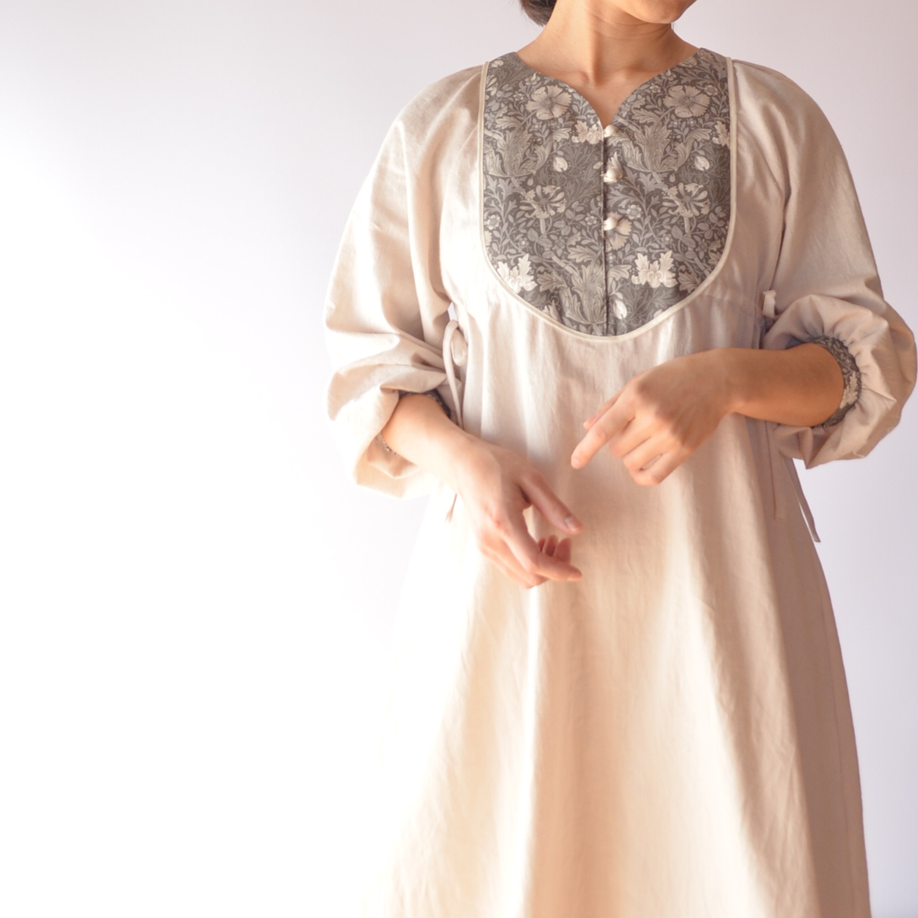 ウィリアムモリス Aラインワンピース マキシ丈 ハーフリネン｜コンプトン エクリュ