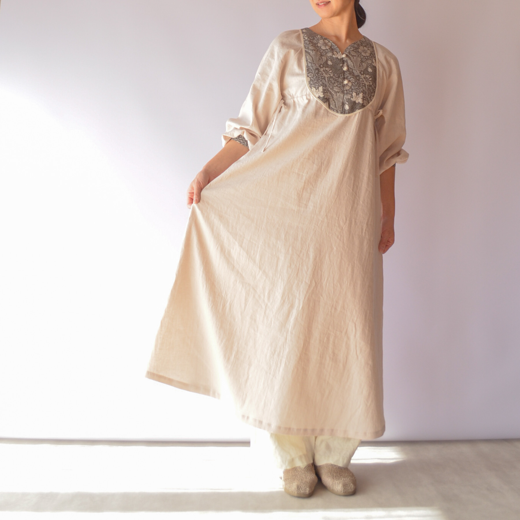 ウィリアムモリス Aラインワンピース マキシ丈 ハーフリネン｜コンプトン エクリュ