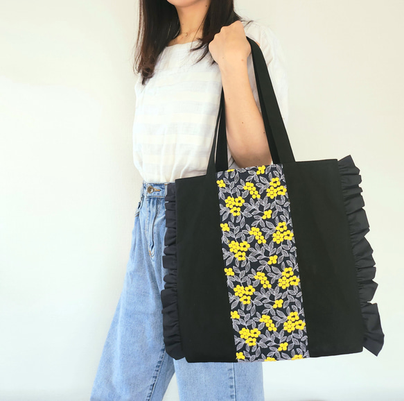 撥水帆布×ぷくまる刺繍のフリルトートバッグ│ミモザ　A4が入る　通勤通学　肩掛け　マザーズバッグ【ブラック】 1枚目の画像