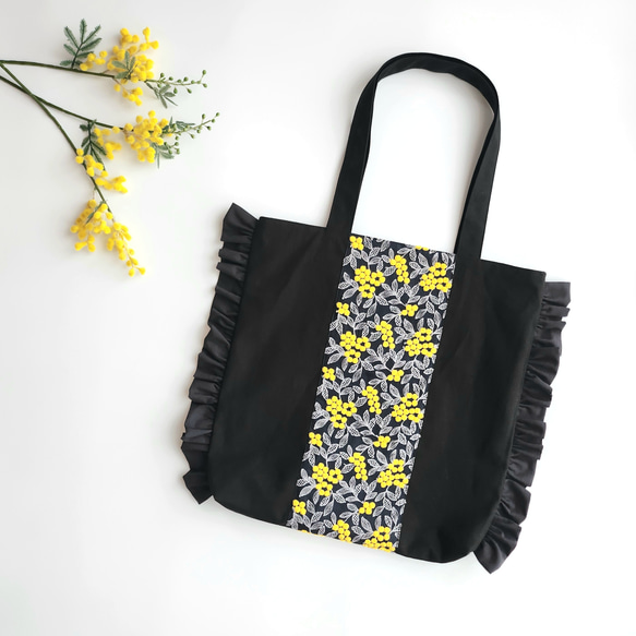 撥水帆布×ぷくまる刺繍のフリルトートバッグ│ミモザ　A4が入る　通勤通学　肩掛け　マザーズバッグ【ブラック】 3枚目の画像
