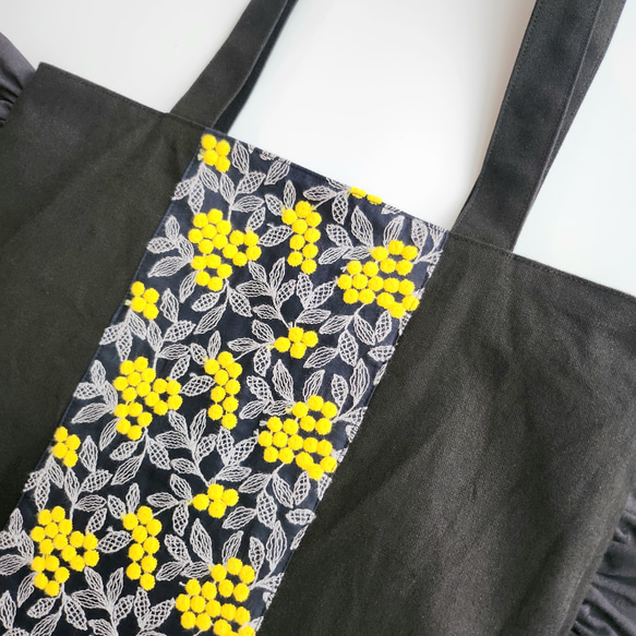 撥水帆布×ぷくまる刺繍のフリルトートバッグ│ミモザ　A4が入る　通勤通学　肩掛け　マザーズバッグ【ブラック】 14枚目の画像