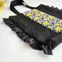 撥水帆布×ぷくまる刺繍のフリルトートバッグ│ミモザ　A4が入る　通勤通学　肩掛け　マザーズバッグ【ブラック】 13枚目の画像