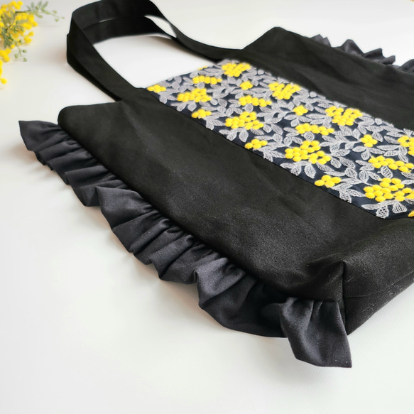 撥水帆布×ぷくまる刺繍のフリルトートバッグ│ミモザ　A4が入る　通勤通学　肩掛け　マザーズバッグ【ブラック】 13枚目の画像