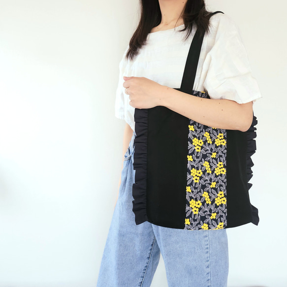撥水帆布×ぷくまる刺繍のフリルトートバッグ│ミモザ　A4が入る　通勤通学　肩掛け　マザーズバッグ【ブラック】 17枚目の画像