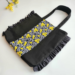 撥水帆布×ぷくまる刺繍のフリルトートバッグ│ミモザ　A4が入る　通勤通学　肩掛け　マザーズバッグ【ブラック】 6枚目の画像