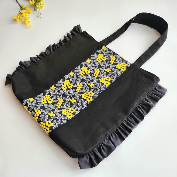 撥水帆布×ぷくまる刺繍のフリルトートバッグ│ミモザ　A4が入る　通勤通学　肩掛け　マザーズバッグ【ブラック】 6枚目の画像