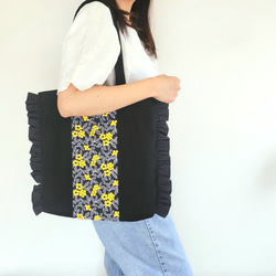 撥水帆布×ぷくまる刺繍のフリルトートバッグ│ミモザ　A4が入る　通勤通学　肩掛け　マザーズバッグ【ブラック】 5枚目の画像