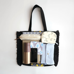 撥水帆布×ぷくまる刺繍のフリルトートバッグ│ミモザ　A4が入る　通勤通学　肩掛け　マザーズバッグ【ブラック】 8枚目の画像