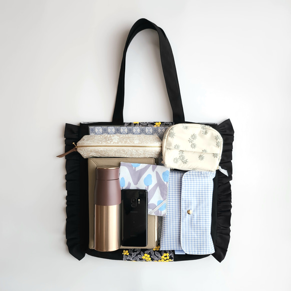 撥水帆布×ぷくまる刺繍のフリルトートバッグ│ミモザ　A4が入る　通勤通学　肩掛け　マザーズバッグ【ブラック】 8枚目の画像
