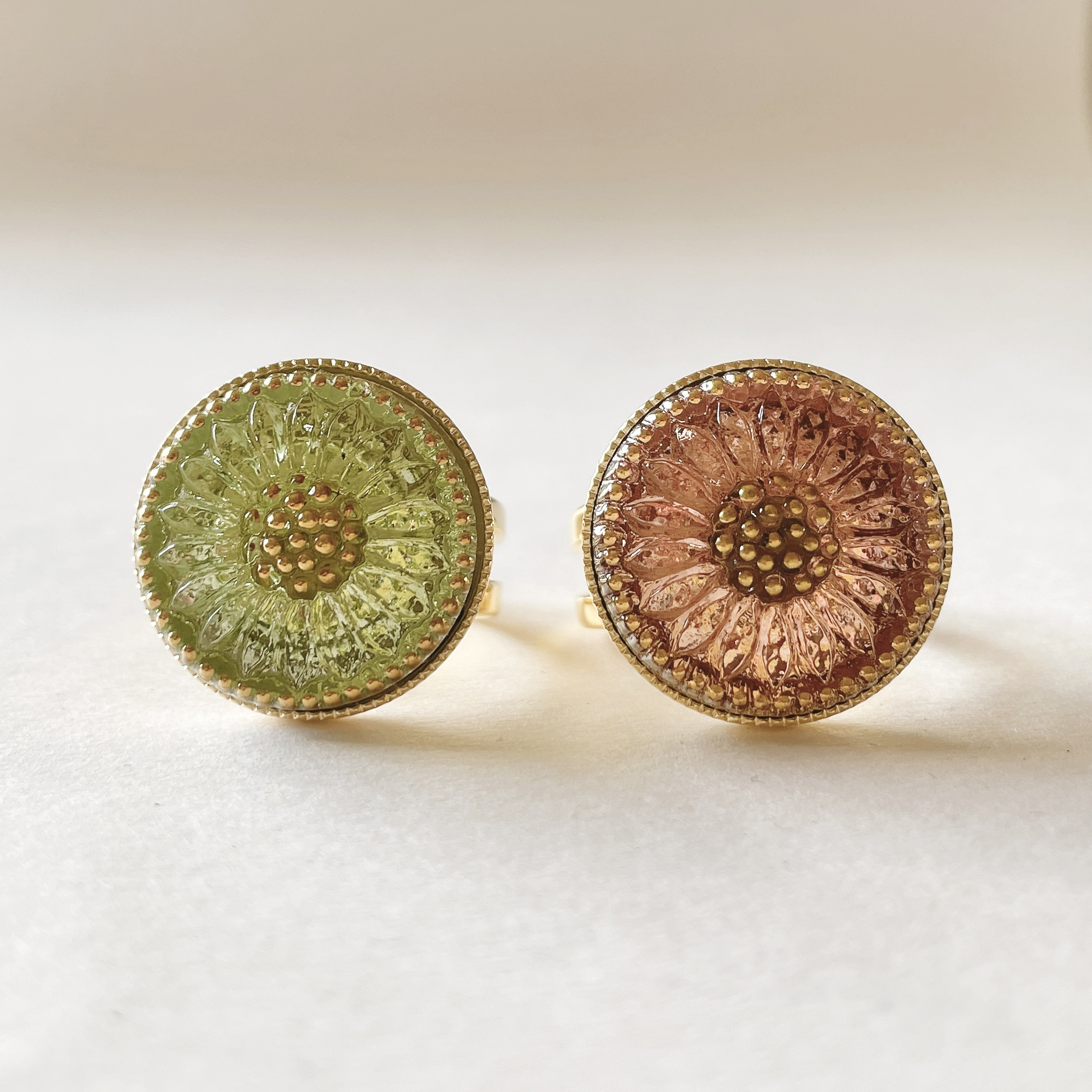 【春限定2026】やわらかな光をまとう チェコガラスボタンのフリーサイズリング 2本セット