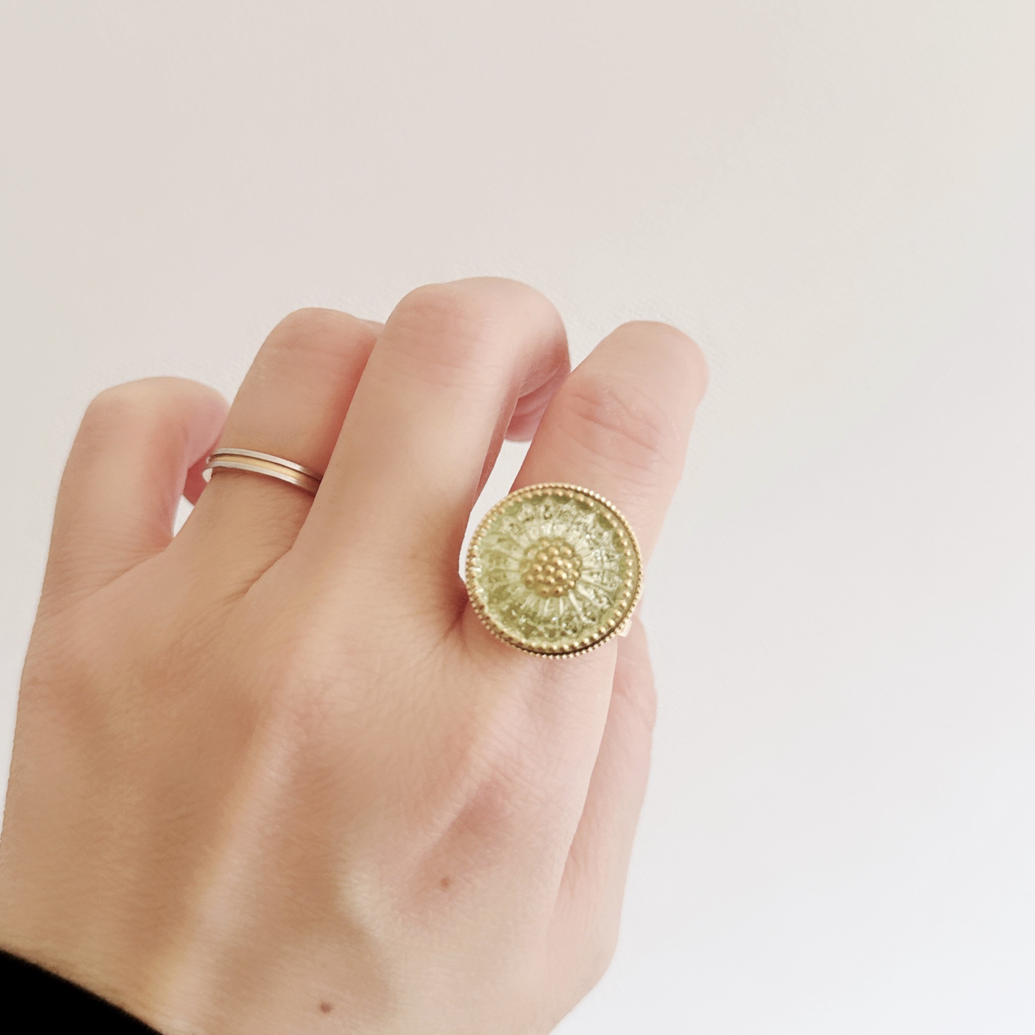 【春限定2026】やわらかな光をまとう チェコガラスボタンのフリーサイズリング 2本セット