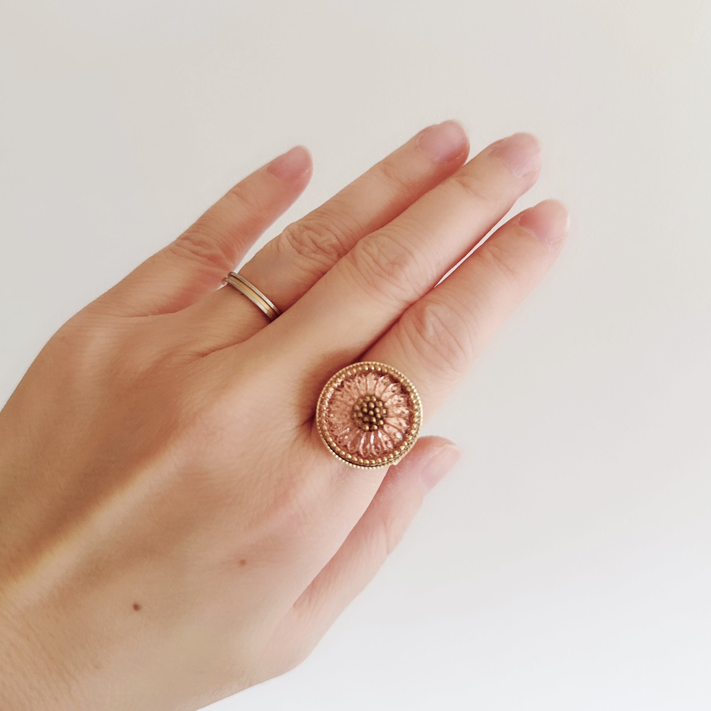 【春限定2026】やわらかな光をまとう チェコガラスボタンのフリーサイズリング 2本セット