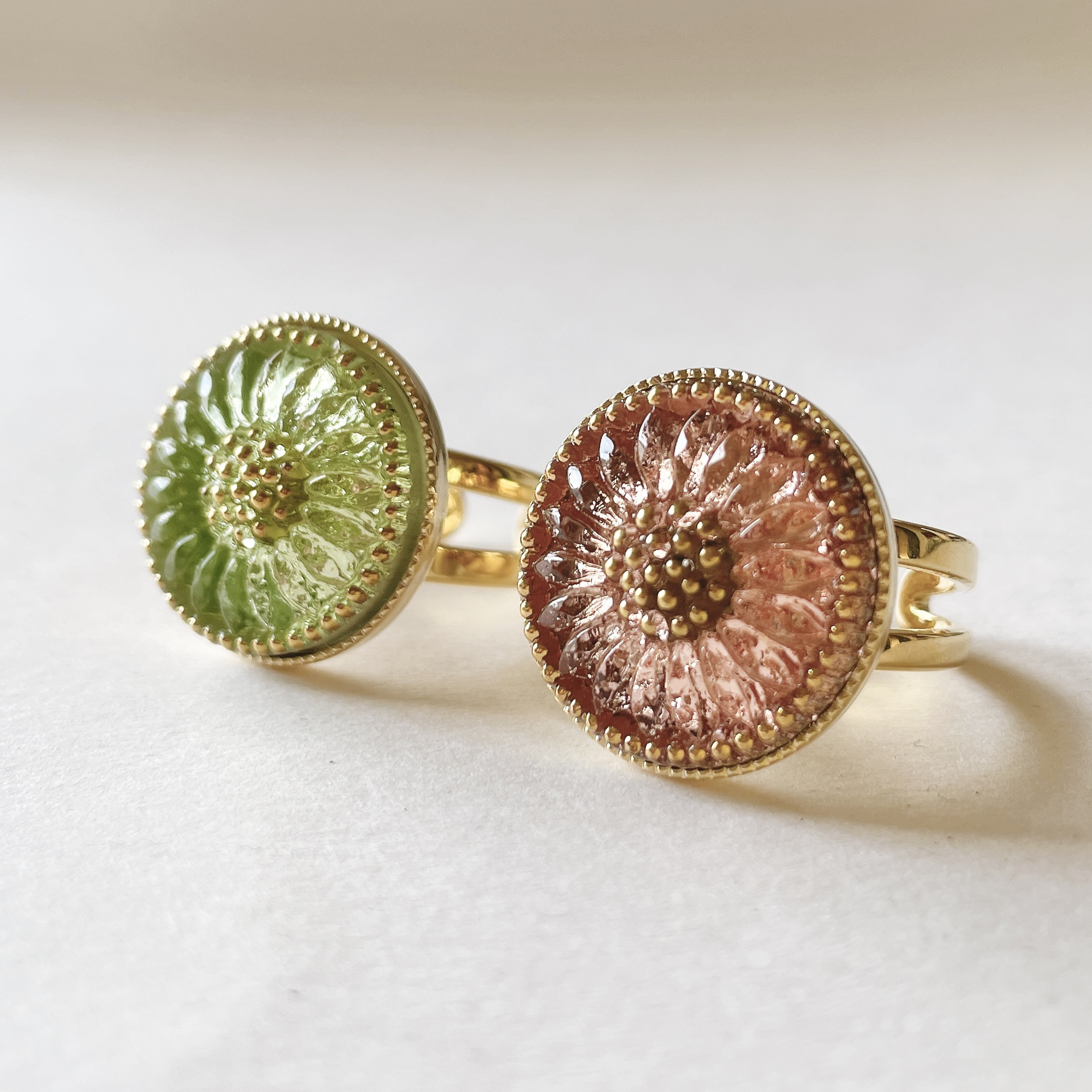 【春限定2026】やわらかな光をまとう チェコガラスボタンのフリーサイズリング 2本セット