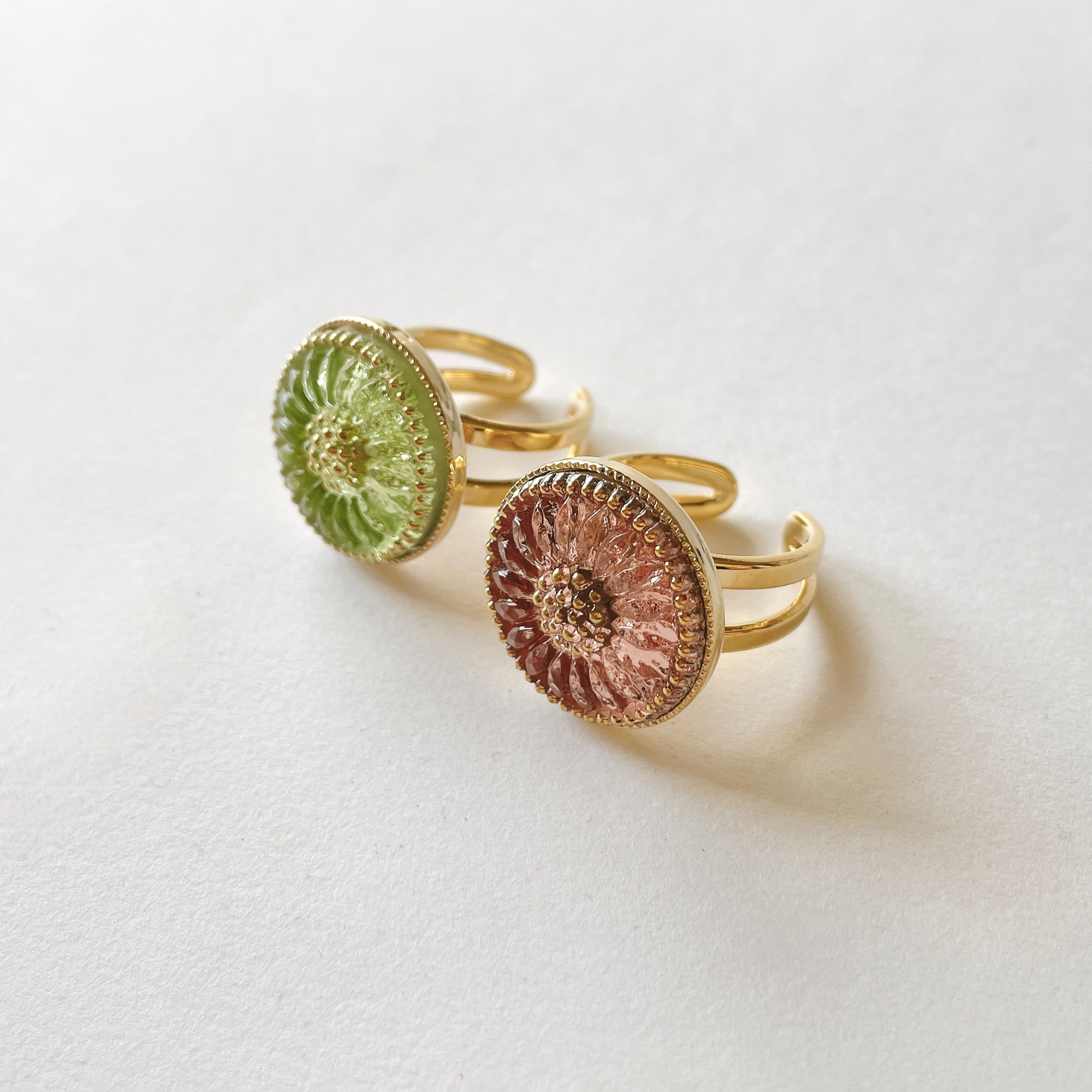 【春限定2026】やわらかな光をまとう チェコガラスボタンのフリーサイズリング 2本セット