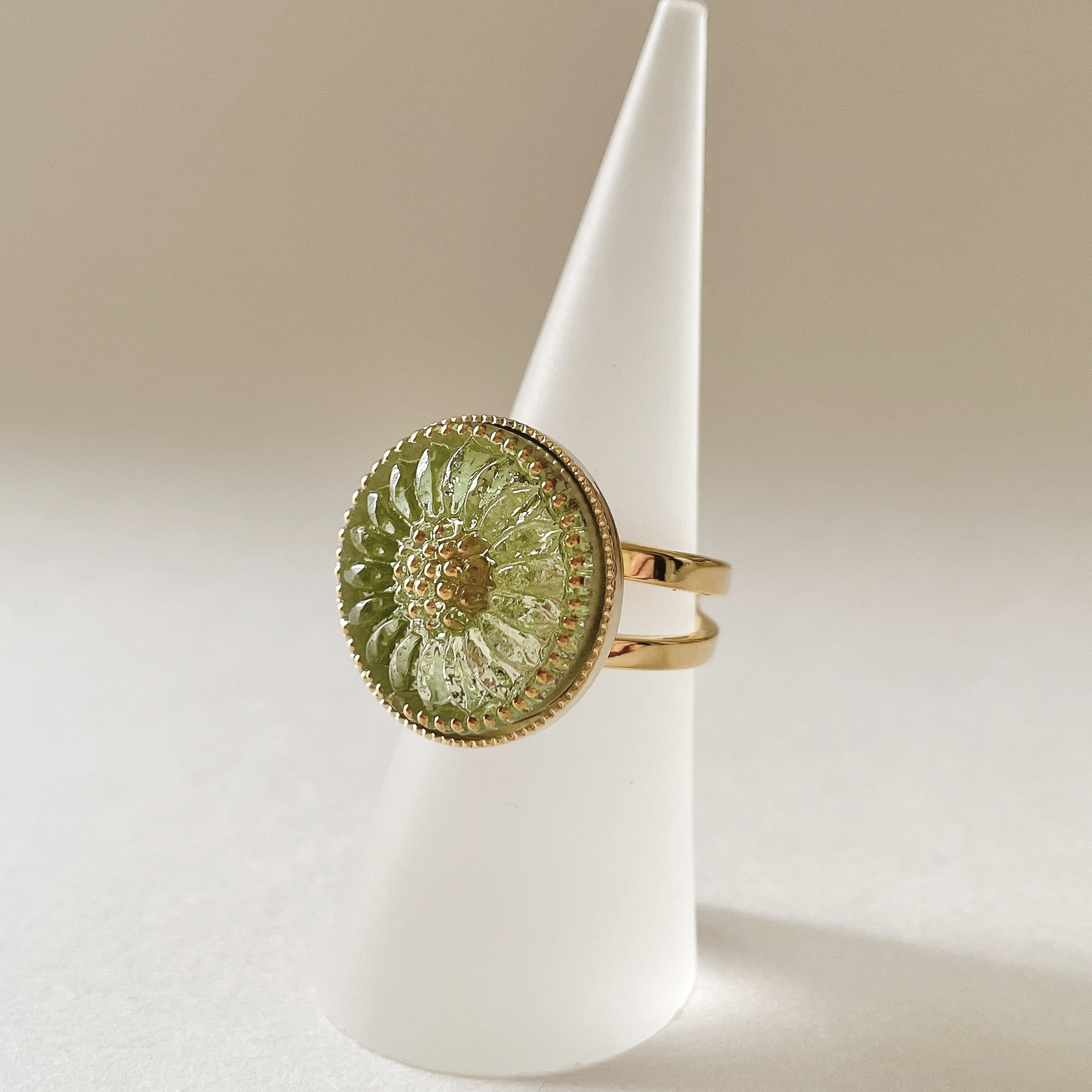 【春限定2026】やわらかな光をまとう チェコガラスボタンのフリーサイズリング 2本セット