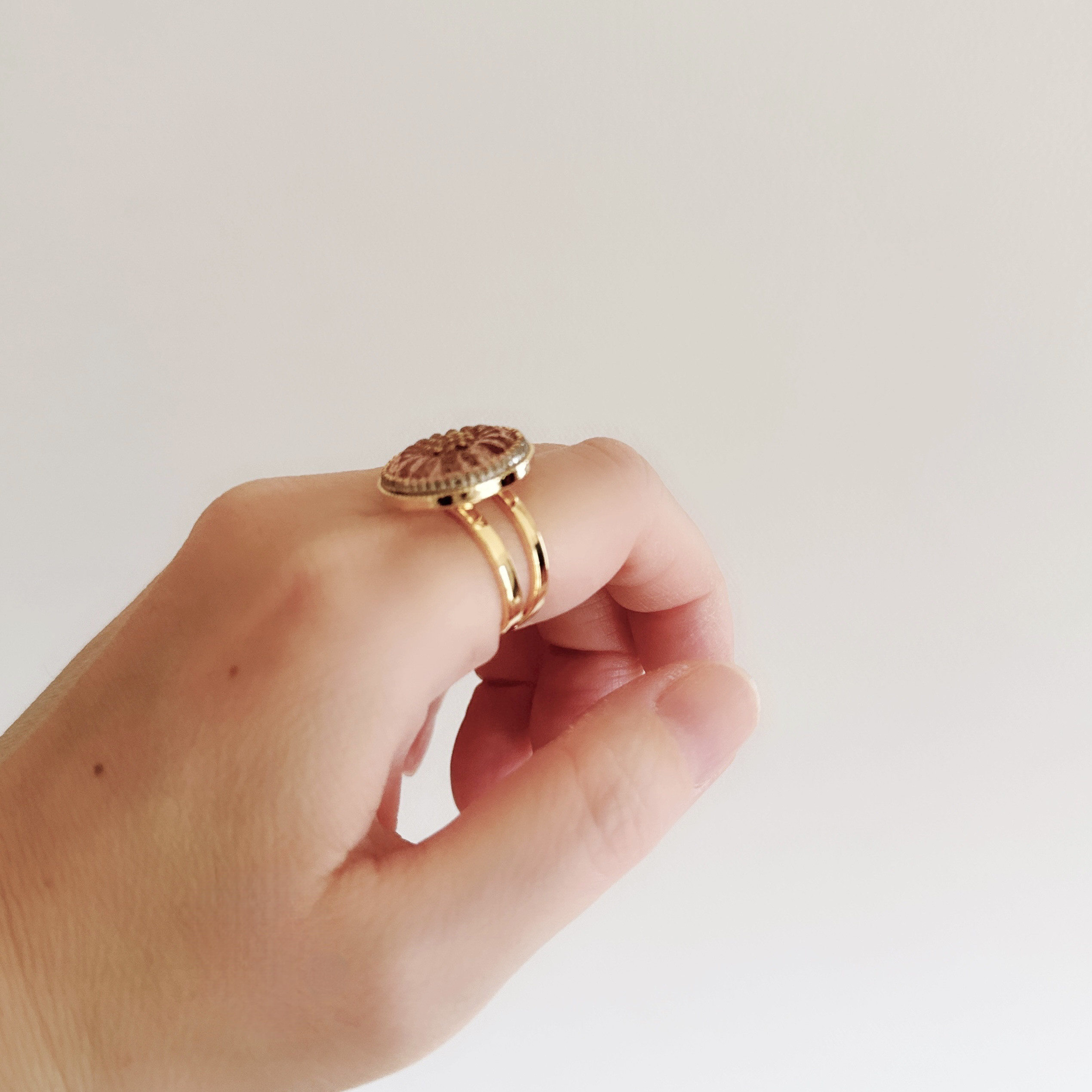 【春限定2026】やわらかな光をまとう チェコガラスボタンのフリーサイズリング 2本セット