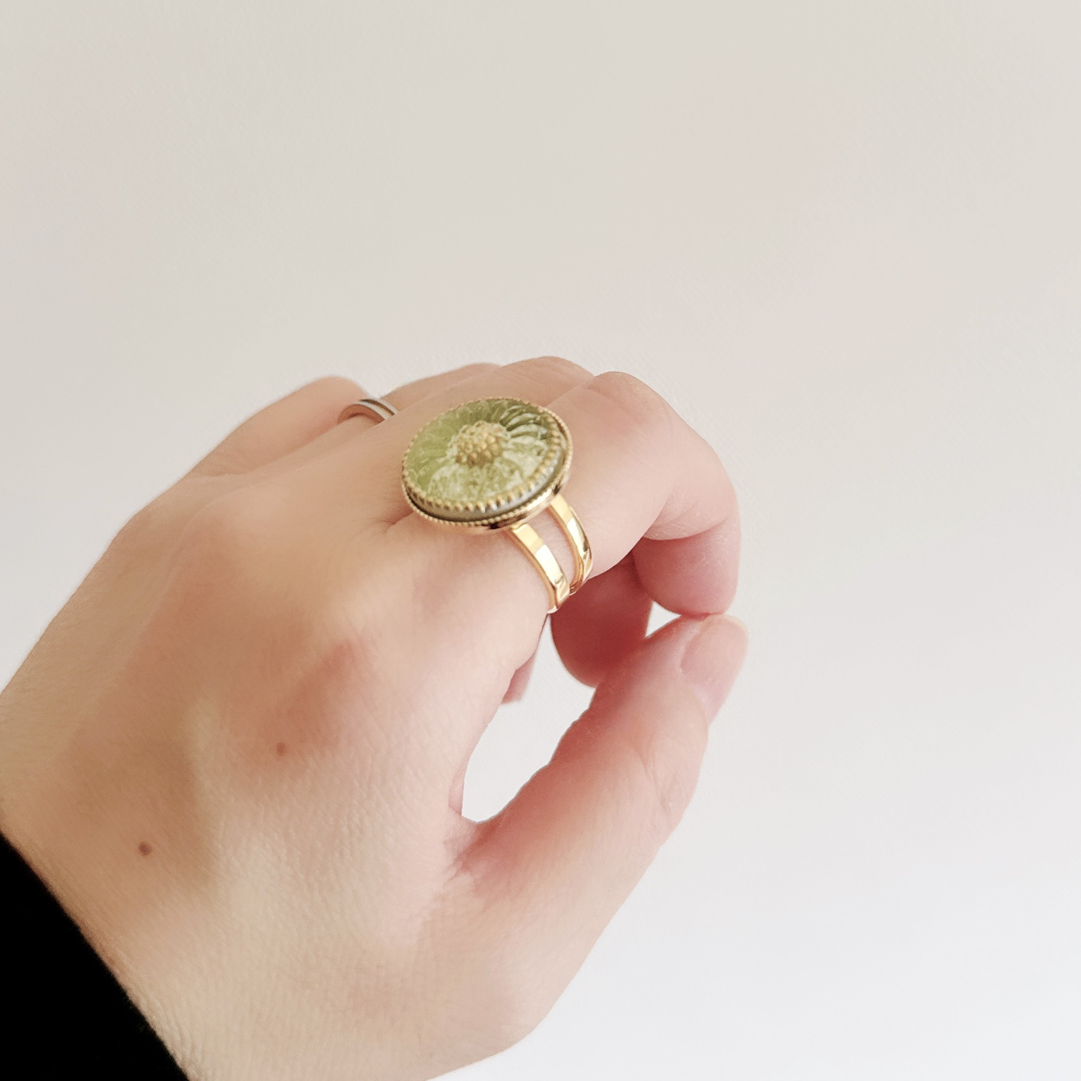 【春限定2026】やわらかな光をまとう チェコガラスボタンのフリーサイズリング 2本セット